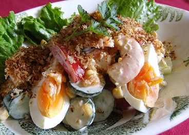 海老と卵のカリカリパンガーリックのせサラダ 
